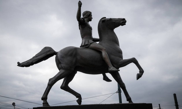 Βανδάλισαν το άγαλμα του Μεγάλου Αλεξάνδρου (pics)