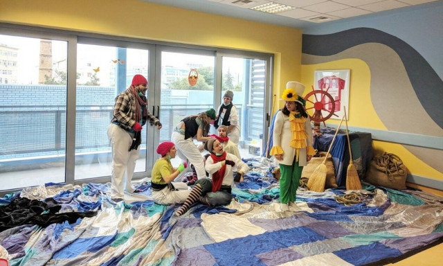 Η θεατρική ομάδα των εργαζομένων της DEMO στην Ογκολογική Μονάδα Παίδων 