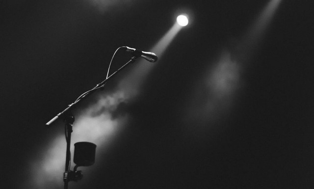 Αγωνία για διάσημο τραγουδιστή: Η άνιση μάχη με τον καρκίνο (pics)