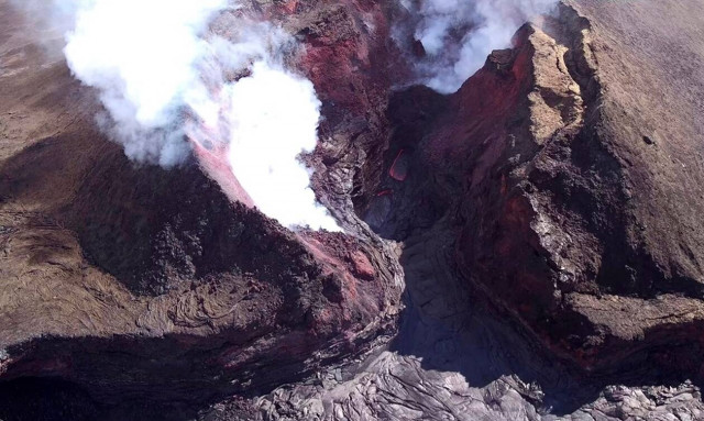 Έπεσε στον κρατήρα ενεργού ηφαιστείου και επέζησε! (vid)