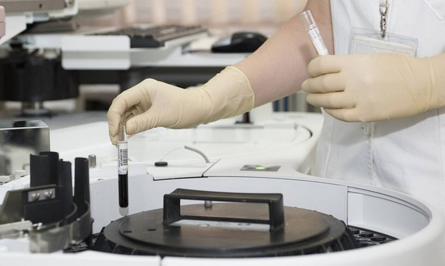 ΣΟΚ: Γιατρός μόλυνε με τον ιό του HIV 90 ανθρώπους