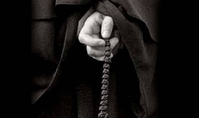 «Σατανική» καλόγρια: Δείτε τι την έπιασαν να κάνει (pics)