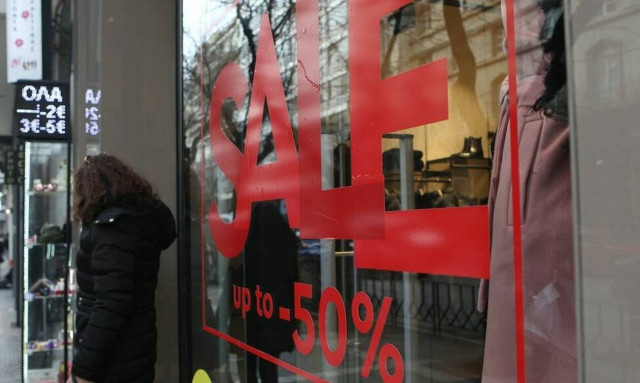 Ανοιχτά καταστήματα Κυριακή (05/05): Ποιες ώρες θα λειτουργήσουν-Σε εξέλιξη οι ενδιάμεσες εκπτώσεις