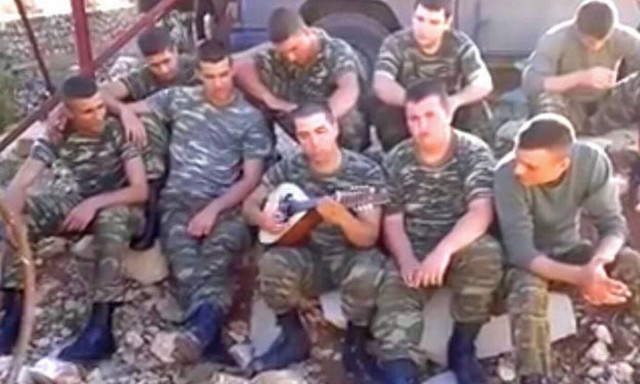 Φανταράκια στο Καστελόριζο τραγουδούν με την ψυχή τους για την Κρήτη που τους λείπει! (video)