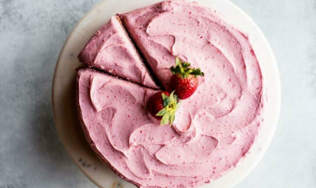 Το απόλυτο cake φράουλας είναι εντυπωσιακό και μυρωδάτο