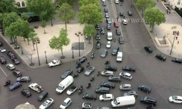 Τρελά γέλια: Οδηγός δημιουργεί μπάχαλο με την… χαζομάρα του!