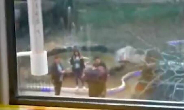 Σάλος με βουλευτή «πιστολέρο»: Πυροβολούσε με αυτόματο σε αυλή σπιτιού (vid)