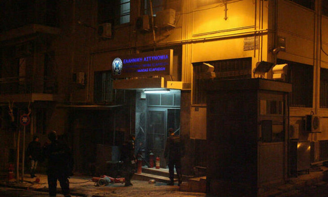 Επίθεση με μολότοφ έξω από το Α.Τ. Εξαρχείων 