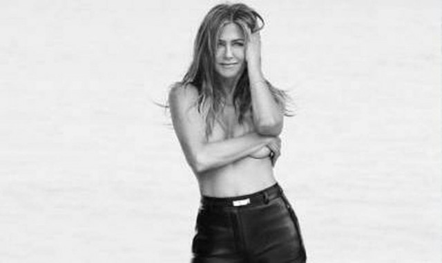 Η Jennifer Aniston φωτογραφίζεται τόπλες και εξηγεί γιατί δεν ντρέπεται