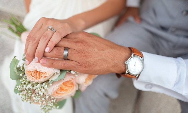 Αυτός είναι ο πασίγνωστος ηθοποιός που μοίρασε το προσκλητήριο του γάμου του στα social media (pics)