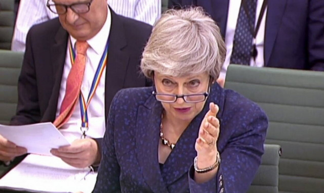 Μέι για Brexit: Δεν πάω πουθενά, θα το «γυρίσω» σαν τη Λίβερπουλ (vid)