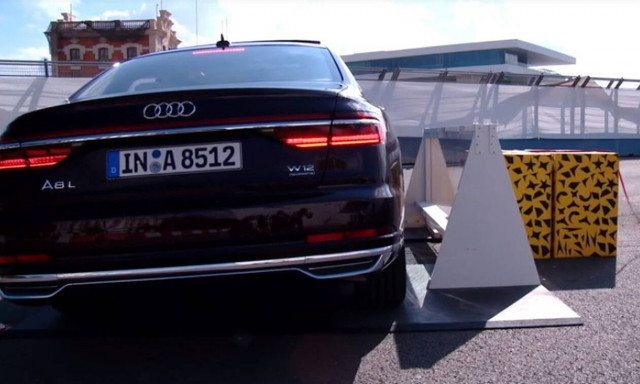 Δείτε πως το Audi A8 «ανασηκώνεται» σε πλευρική σύγκρουση