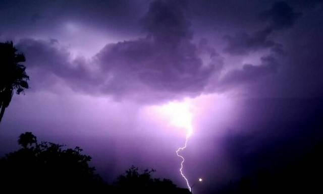 H στιγμή που αστραπή πέφτει στην αυλή σπιτιού (video)