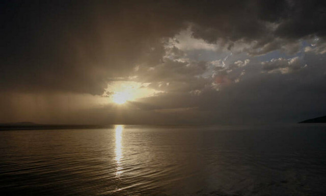 Καιρός: «Τροπικό» το σκηνικό με άνοδο της θερμοκρασίας και καταιγίδες