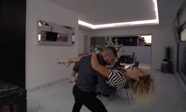 Απίστευτο: Γύρισαν διαφήμιση με αισθησιακές σκηνές και πούλησαν το σπίτι τους για 1,7 εκατ. (vid)