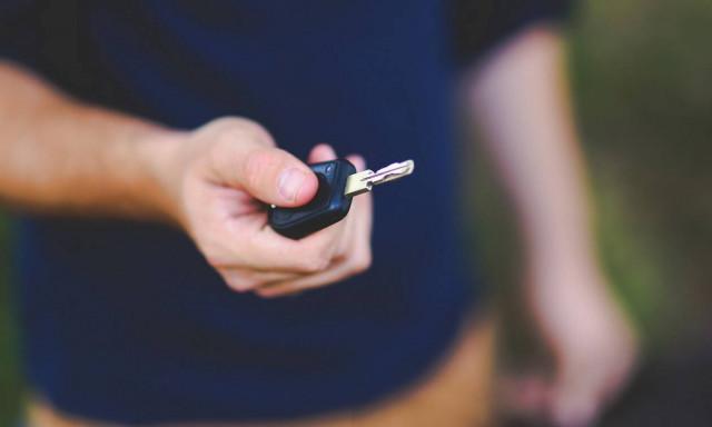 Για μέρες δεν μπορούσαν να ξεκλειδώσουν για να μπουν στα αυτοκίνητά τους - O λόγος ήταν απίστευτος!