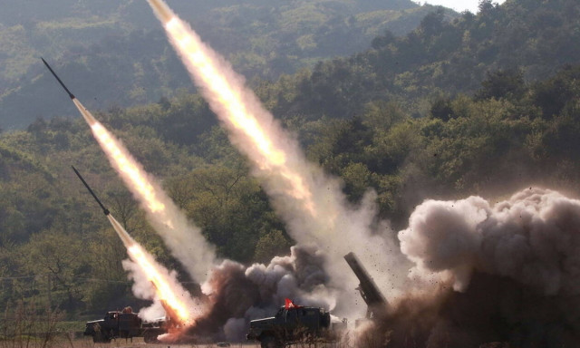 Β. Κορέα: Η Πιονγκγιάνγκ προχώρησε στη δοκιμή ενός όπλου «μεγάλου βεληνεκούς» (vid)