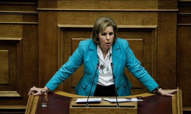 Ατύχημα της Χριστοφιλοπούλου στη Βουλή - Δείτε τι έπαθε (pics)