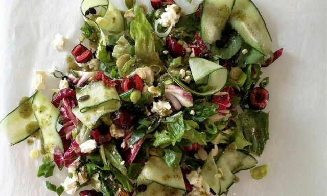 Η συνταγή της ημέρας: Πράσινη σαλάτα με κεράσια, φέτα και dressing ηλιόσπορου