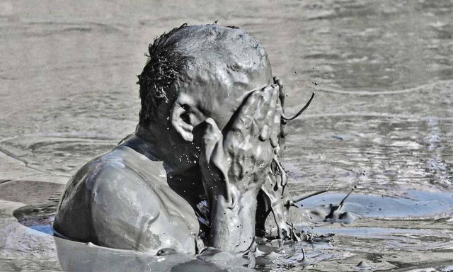 Εδώ που φτάσαμε, κλάφ’τα Χαράλαμπε