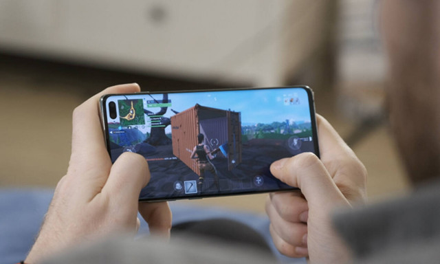 Gaming σε cinematic infinity οθόνη για απέραντη εμπειρία