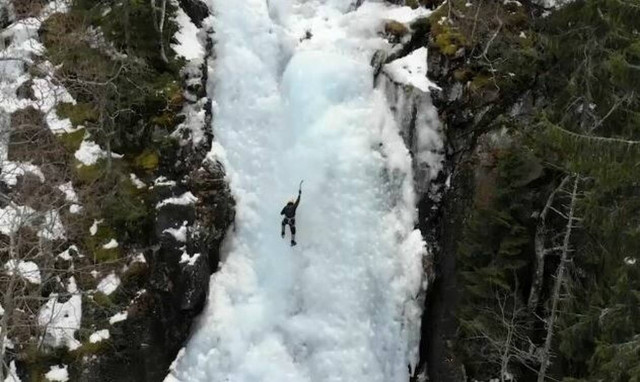 Βίντεο που κόβει την ανάσα! Κάνει αναρρίχηση σε... παγωμένο καταρράκτη