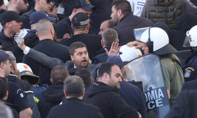 ΠΑΟΚ-ΑΕΚ LIVE: Μπάχαλο στο ΟΑΚΑ- Οπαδοί σε απόσταση 20 μέτρων! (photos)