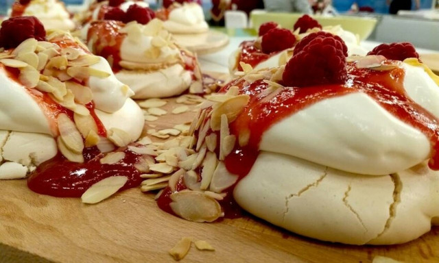 Πάβλοβα με σάλτσα από βατόμουρα