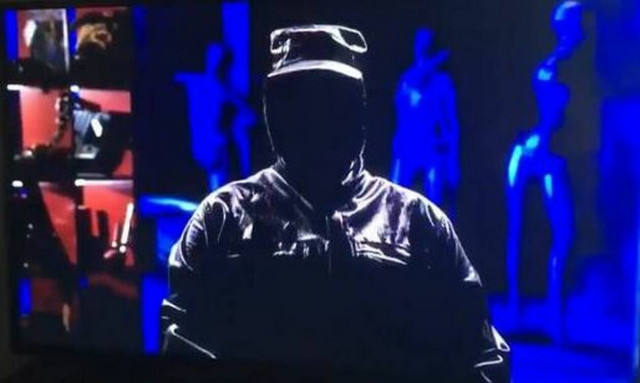 Μαυροφορεμένος άνδρας μετέδωσε live... απειλητικό μήνυμα στον αγώνα ΠΑΟΚ - ΑΕΚ (pics)