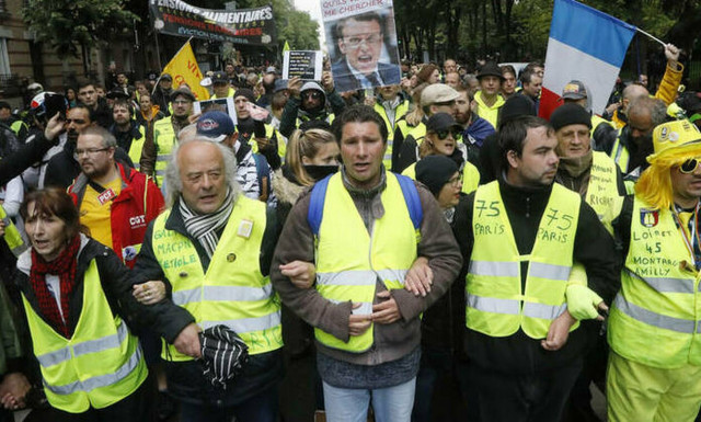 Γαλλία: Δακρυγόνα και δεκάδες προσαγωγές στην 26η πορεία των κίτρινων γιλέκων