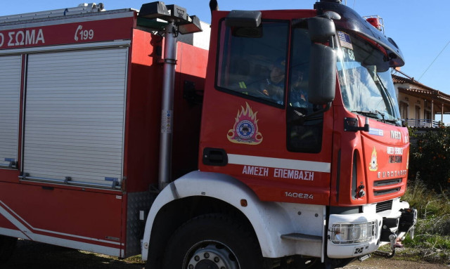 Θεσσαλονίκη: Φωτιά σε διαμέρισμα - Απεγκλωβίστηκε οικογένεια (pics+vid)