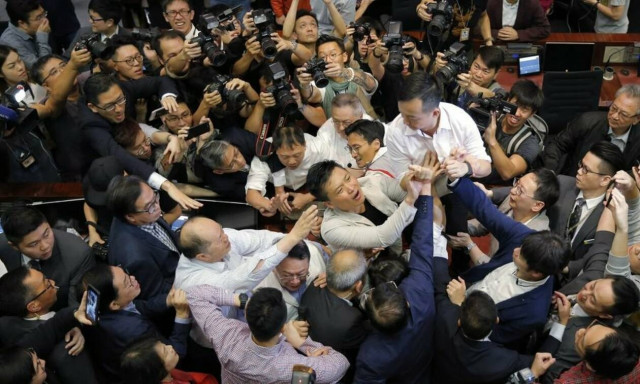 Απίστευτο ξύλο στη Βουλή του Χονγκ Κονγκ (video)