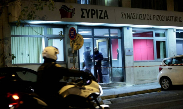 Επίθεση με μολότοφ στα γραφεία του ΣΥΡΙΖΑ στην Κουμουνδούρου
