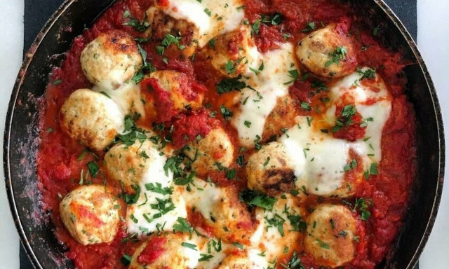 Κεφτεδάκια γαλοπούλας με σάλτσα ντομάτας και μοτσαρέλα