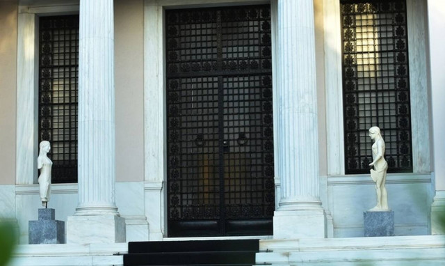 «Πόλεμος» ανακοινώσεων για 7ήμερη εργασία: «Ο κόσμος δεν τρώει κουτόχορτο», λέει το Μαξίμου  