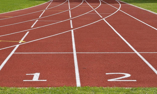 Ο τερματισμός του αιώνα! Έμειναν άφωνοι οι θεατές με αυτό που έκανε αθλητής σε αγώνα στίβου (pics)