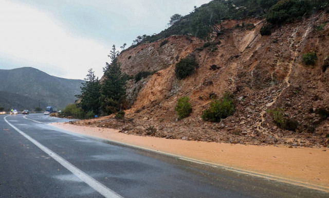 Απίστευτες εικόνες στην Εθνική Οδό: Κόντεψε να του φύγει το τιμόνι από τα χέρια (pics)