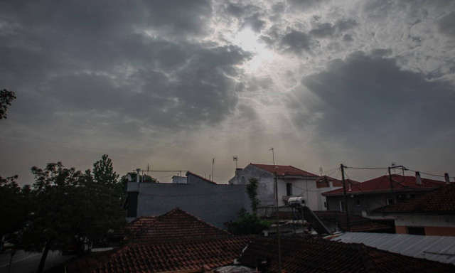 Έκτακτο Δελτίο Επιδείνωσης Καιρού: «Φθινοπωρινή» η Τρίτη με σκόνη και καταιγίδες (pics)