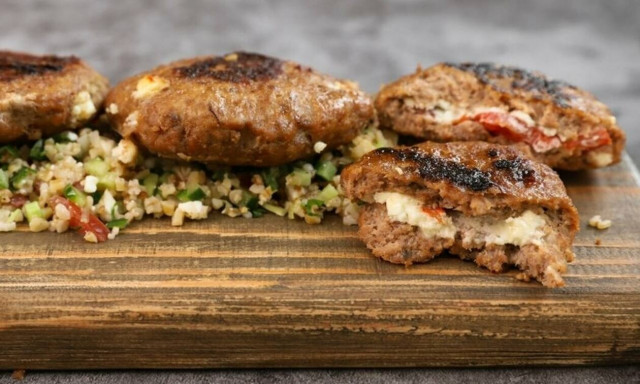 Η συνταγή της ημέρας: Γεμιστά μπιφτέκια με ντομάτα και φέτα