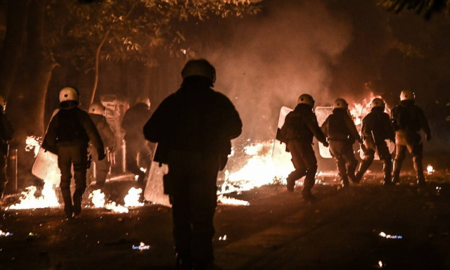 Επίθεση με μολότοφ σε δυνάμεις των ΜΑΤ και εκρήξεις σε ΑΤΜ τα ξημερώματα