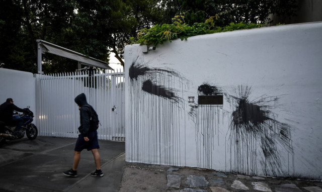 Καταδρομική επίθεση του Ρουβίκωνα στο σπίτι του Αμερικανού πρέσβη, Τζέφρι Πάιατ (pics)