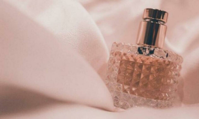 Αυτές είναι οι πιο καλοκαιρινές μυρωδιές που μπορείς να φοράς από τώρα