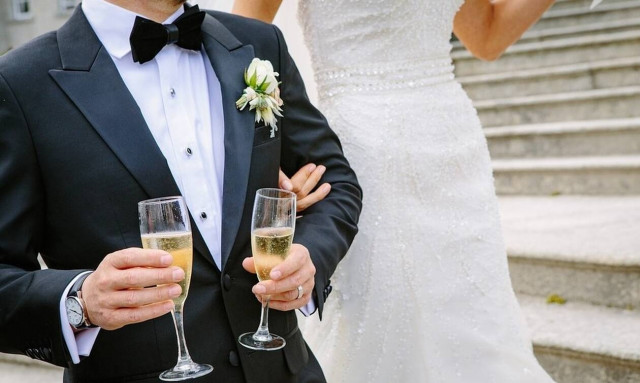 Σε πανικό η νύφη με αυτό που έκανε καλεσμένη στη γαμήλια δεξίωση! (pics)