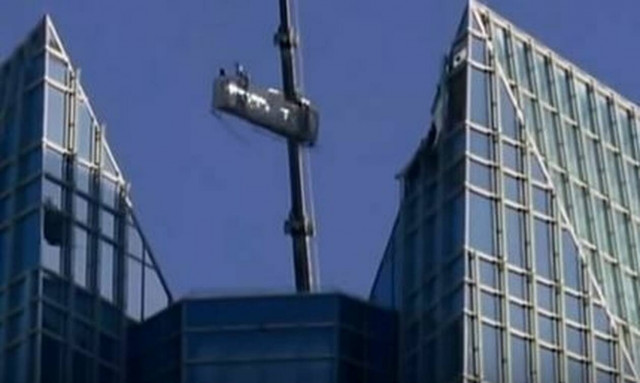 Ο απόλυτος τρόμος για καθαριστές τζαμιών: Είδαν... τον Χάρο με τα μάτια τους! (vid)