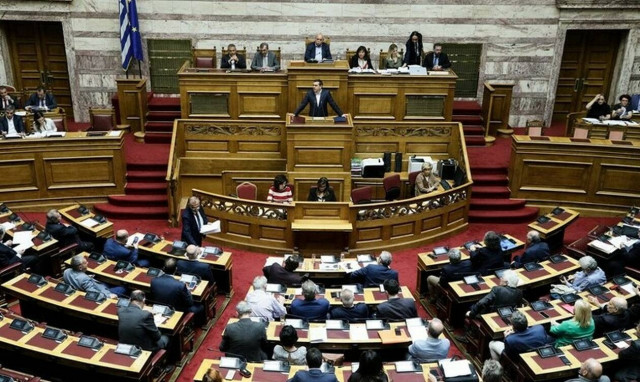 Με ευρεία πλειοψηφία «περάσαν» από τη Βουλή 13η σύνταξη, μειώση ΦΠΑ και 120 δόσεις