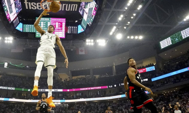 Με σούπερ Λόπεζ και Αντετοκούνμπο 1-0 οι Μπακς τους Ράπτορς σε αγώνα - θρίλερ (vids+pics)