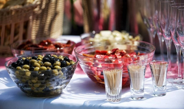 Πού και πόσο μειώνεται ο ΦΠΑ - Τι θα αγοράζουμε φθηνότερα