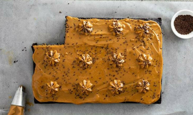 Cake σοκολάτας με επικάλυψη καραμέλα γάλακτος στο 10λεπτο