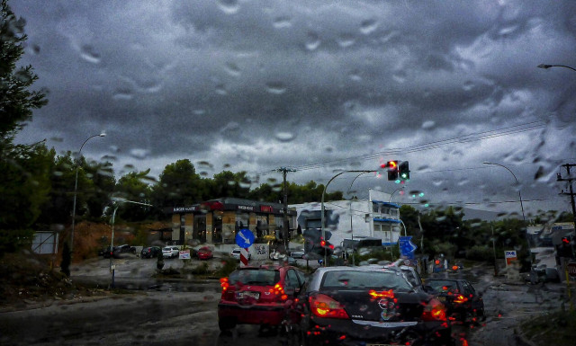 Καιρός ΤΩΡΑ: Ισχυρές καταιγίδες και χαλάζι «σαρώνουν» την Αττική