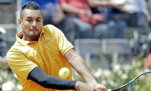 Χαμός με Κύργιο: Πέταξε την καρέκλα στο γήπεδο και αποβλήθηκε (video)